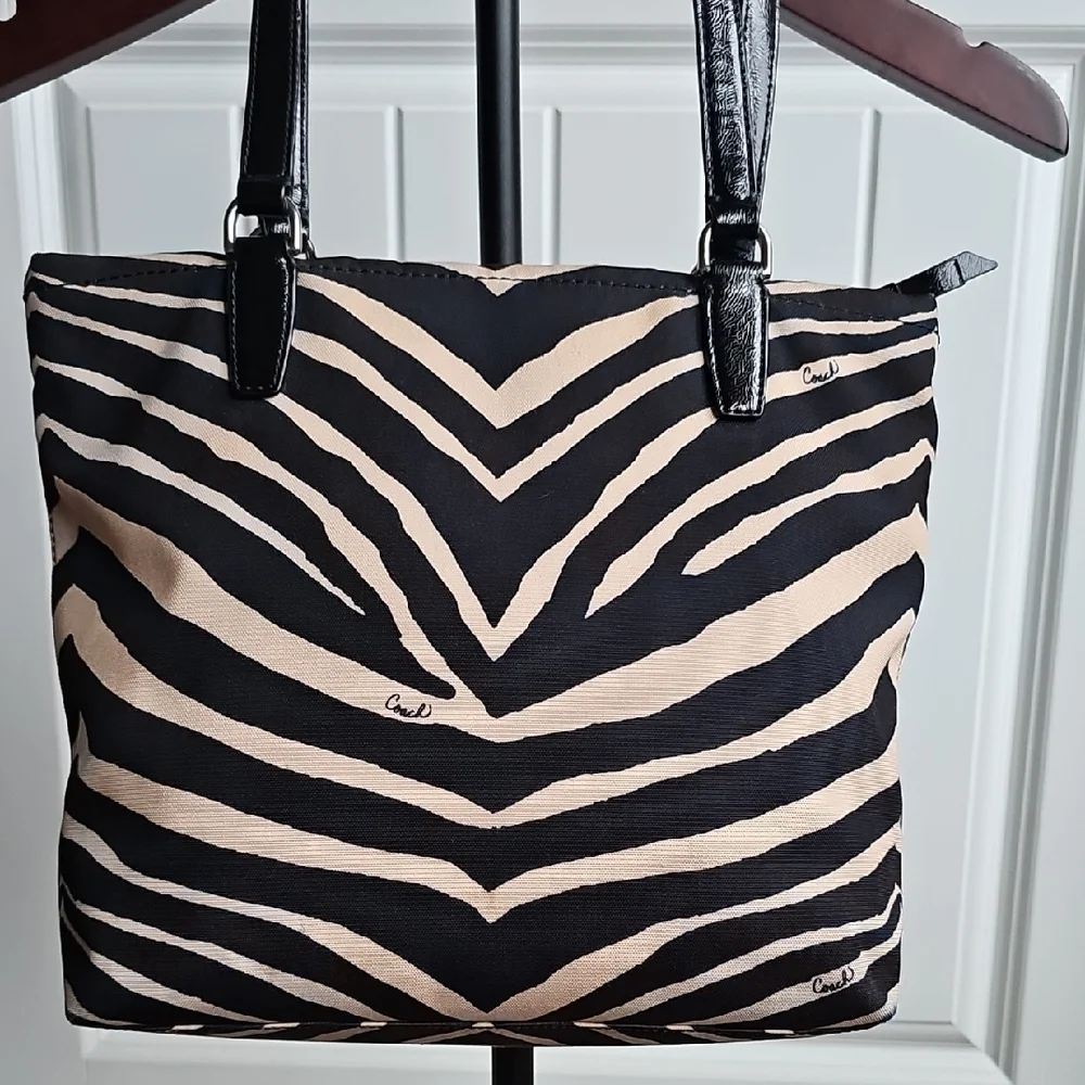 COACH 2013 SIGNATURE STRIPE ZEBRA PRINT TOTE